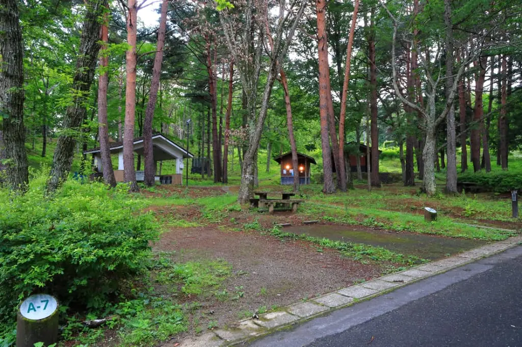 黒崎オートキャンプ場の敷地内に建つ小さなコテージと炊事棟